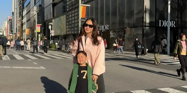 7 Potret Nagita Slavina Jalan-jalan di Jepang Bareng Rayyanza, Sempatkan Nonton Konser BLACKPINK