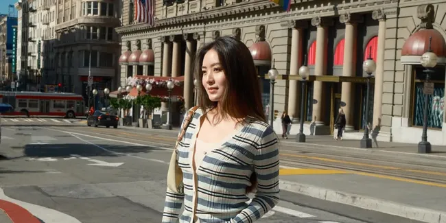 7 Potret Natasha Wilona Nonton Konser Ariana Grande di California, Tampil Cantik