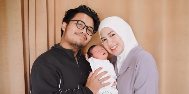 7 Potret Ochi Rosdiana Melahirkan Anak Pertama, Suami Setia Dampingi