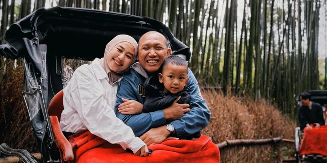 7 Potret Oki Rengga dan Keluarga Liburan ke Jepang, Hadiah Pernikahan yang Tertunda 5 Tahun