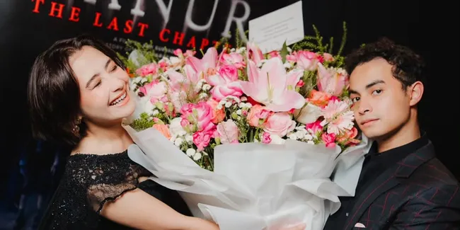 7 Potret Omara Esteghlal Beri Prilly Latuconsina Buket Bunga Jumbo di Gala Premiere