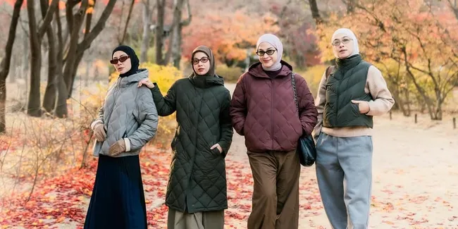 7 Potret Outfit Geng Natasha Rizky dan Ratna Galih, Selalu Kompak - Jadi Inspirasi