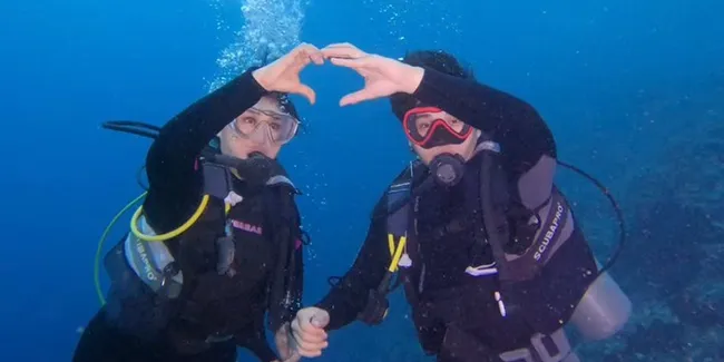 7 Potret Paramitha Rusady Diving, Pose Gemas di Bawah Laut Bersama Sang Putra