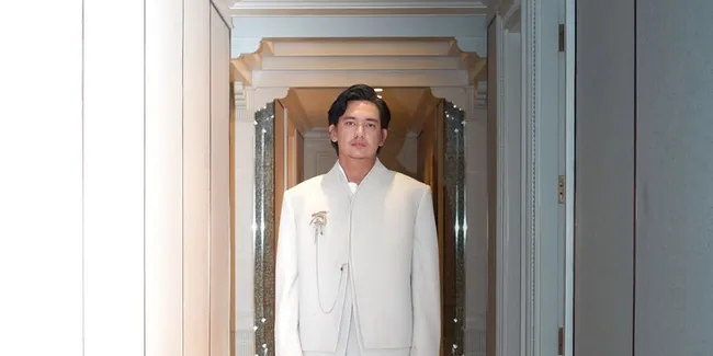 7 Potret Penampilan Terbaru Adipati Dolken dengan Brewok Lebat, Bikin Pangling - Bak Beda Orang