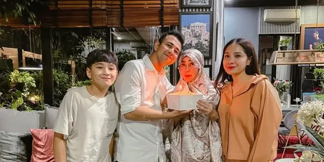 7 Potret Perayaan Ultah Amy Qanita ke-61 Tahun, Diadakan Sederhana Sehabis Sholat