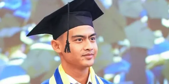 7 Potret Pratama Arhan Wisuda Sarjana, Sosok Kekasih Ikut Temani
