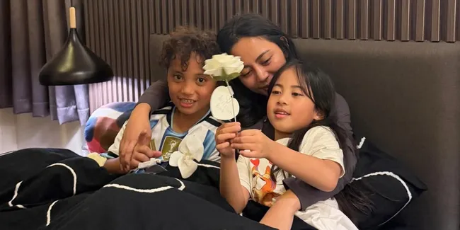 7 Potret Rachel Venya Dapat Bunga Mawar saat Mother's Day, Penuh Kehangatan