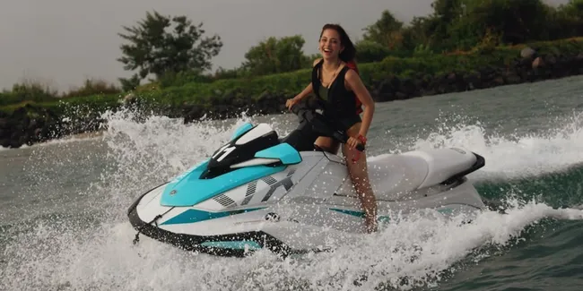 7 Potret Raisa Marie Ngebut Naik Jet Ski, Tantang Ombak Laut dengan Senyum Bahagia