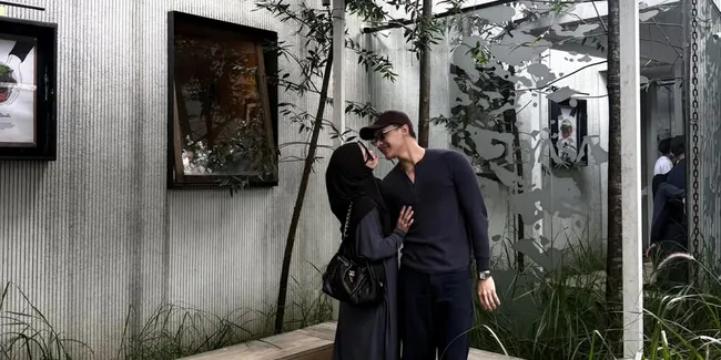 7 Potret Rey Mbayang dan Dinda Hauw saat Nongkrong Bareng Teman Geng Pasutri
