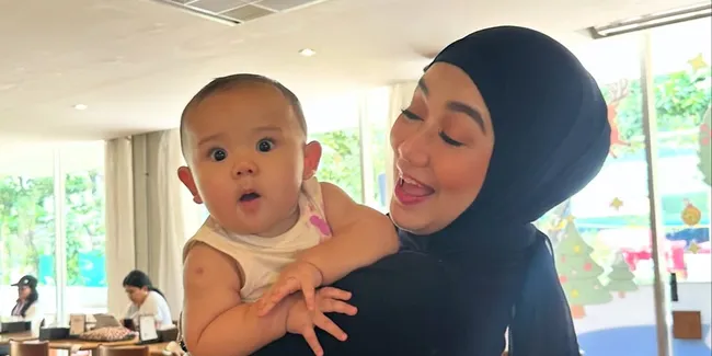 7 Potret Reza Artamevia Momong Arash Anak Aaliyah Massaid, Bahagia Quality Time Bareng Cucu