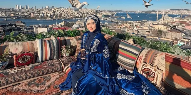 7 Potret Ria Ricis Nikmati Istanbul Bak Bangsawan, Pemandangan Dikira AI