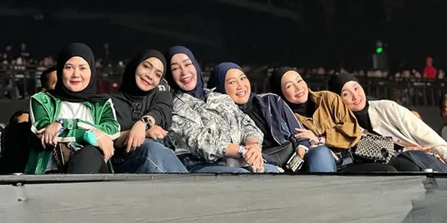 7 Potret Rieta Amilia Nonton Konser Bryan Adams bareng Chintami Atmanegara dan Kristina