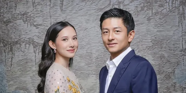 7 Potret Rio Haryanto dan Istri 'Belajar' Sungkem di Acara Pura Mangkunegaran