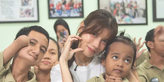 7 Potret Sabrina Chairunnisa Berbagi dengan Anak-Anak Disabilitas, Belajar Arti Syukur
