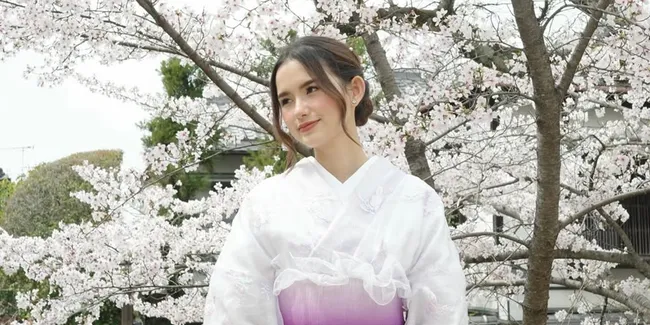 7 Potret Sarah Menzel Liburan ke Jepang, Cantik Kenakan Kimono di Bawah Bunga Sakura