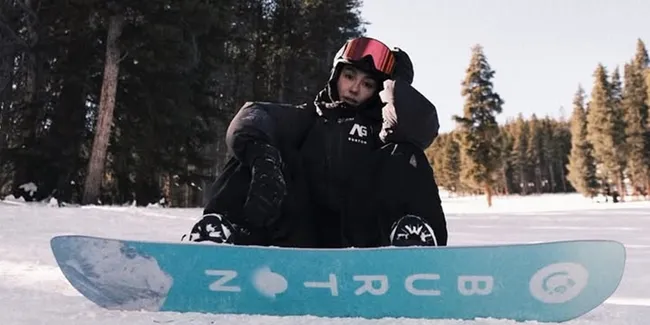 7 Potret Seru Agnez Mo Main Snowboarding, Makeup-nya Bikin Salfok