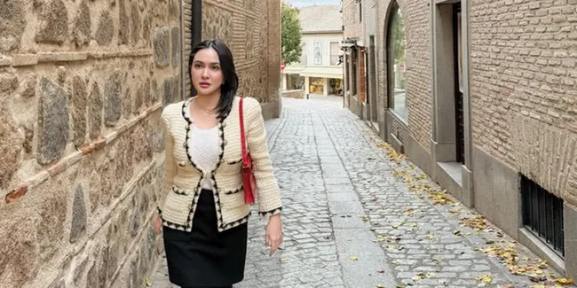 7 Potret Shandy Aulia Liburan di Spanyol, Selalu Tampil Stylish