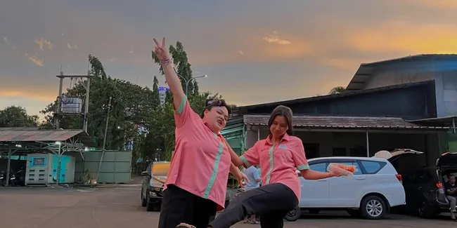 7 Potret Shenina Cinnamon Bareng Pemain NIGHT SHIFT FOR CUTIES, Kompak Banget