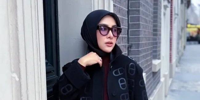 7 Potret Syahrini Kondangan Sekalian Sempatkan Tampil Nyanyi, Bak Sedang Adakan Konser Pribadi