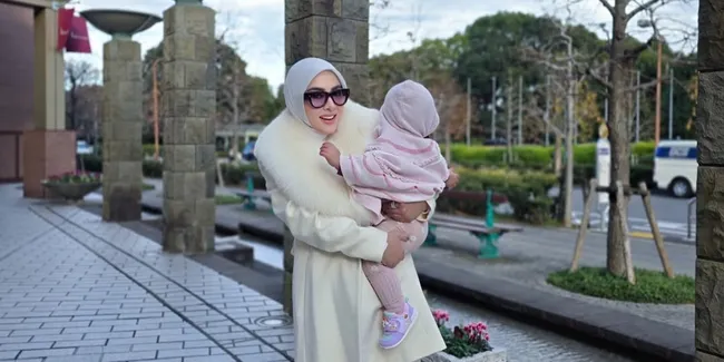 7 Potret Syahrini Liburan di Jepang, Gendong Baby R yang Sudah Tumbuh Besar