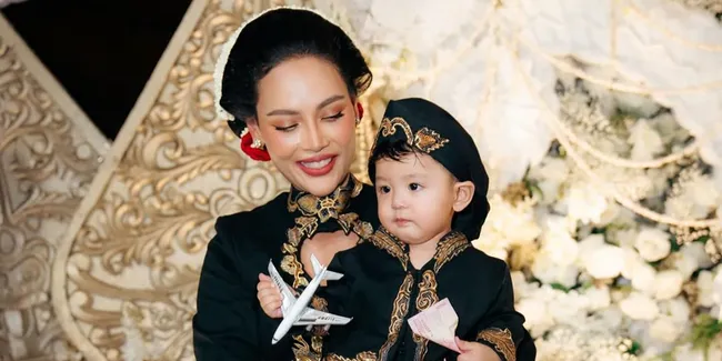 7 Potret Tedak Siten Enduw Putra Erika Carlina, Berlangsung Khidmat