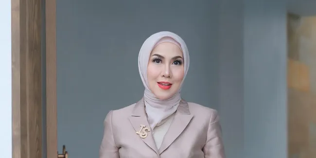 7 Potret Teras dan Taman Rumah Venna Melinda, Minimalis Tapi Asri Banget