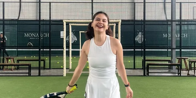 7 Potret Tiwi Sehabis Tarawih Langsung Gas Main Padel bareng Poppy Sovia, Masih Pakai Mukena