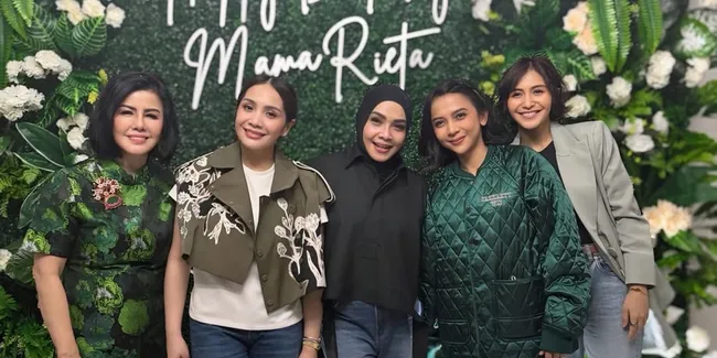 7 Potret Ulang Tahun Rieta Amilia, Dapat Pesta Kejutan dari para Sahabat