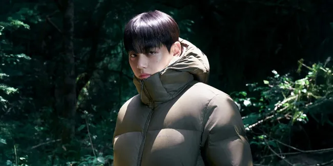 7 Potret V BTS dengan Pakaian Outdoor, Bikin Musim Dingin Jadi Hangat