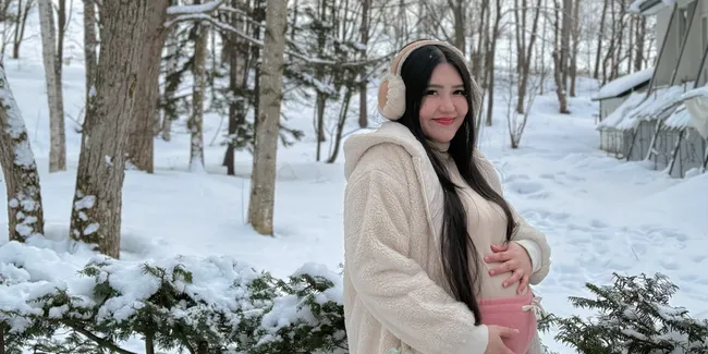 7 Potret Via Vallen Perlihatkan Babybump saat Liburan ke Jepang, Tetap Menawan - Makin Keibuan