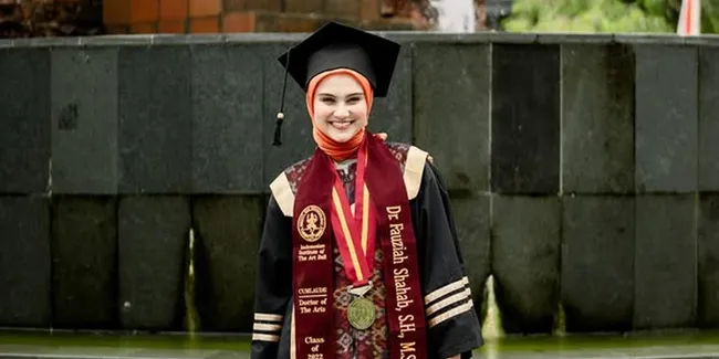7 Potret Zee Zee Shahab Wisuda S-3 di Kampus ISI Denpasar, Pancarkan Aura Bahagia