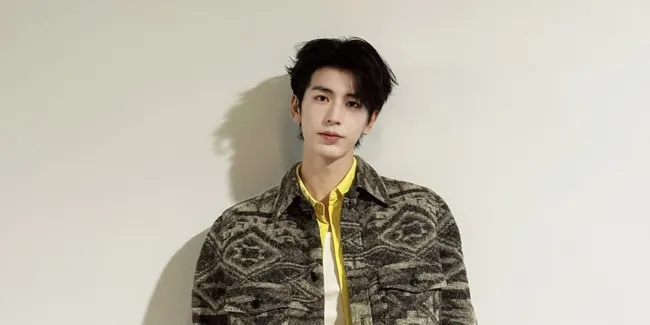 7 Potret Zhang Linghe Mulai Syuting Drama 'THE ROAD TO GLORY', Penampilanya Mencuri Perhatian