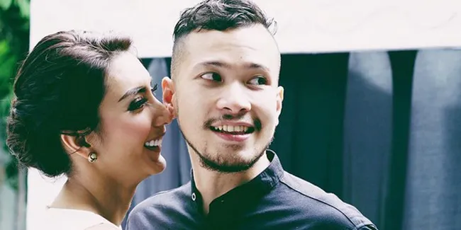 8 Foto Ini Buktikan Mesranya Tyas Mirasih & Kekasih, Kapan Nikah?