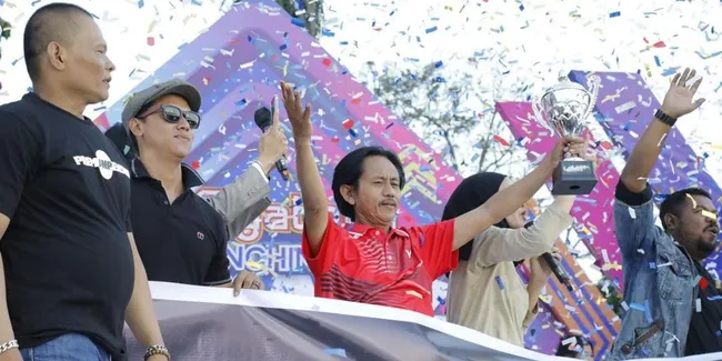 8 Potret Aksi Gokil Kang Mus di Acara Launching 'Preman Pensiun 6', Tanding Badminton Hingga Angkat Piala Kemenangan!