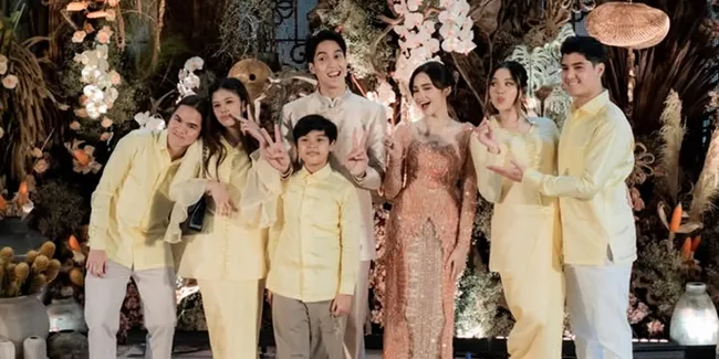 8 Potret Alyssa Daguise di Lamaran El Rumi dan Syifa Hadju, Elegan dengan Dresscode Kuning