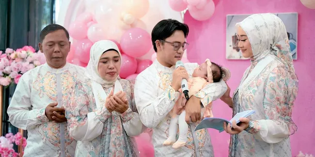 8 Potret Aqiqah Anak Danang Pradana & Hemas Nura, Iis Dahlia Potong Rambut Sang Bayi