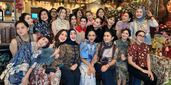 8 Potret Arisan Geng Kepompong Mayangsari, Ada Kris Dayanti - Ussy Pakai Tema Cheongsam