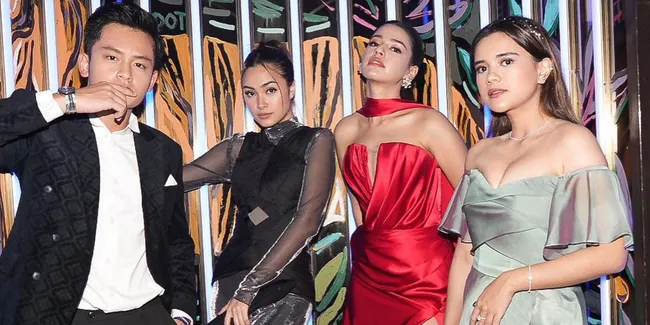 8 Potret Artis Tanah Air di Disney’s Asia Pacific Content Showcase Singapore 2022, Refal Hady Tampil Menawan dengan Baju Berwarna Pink