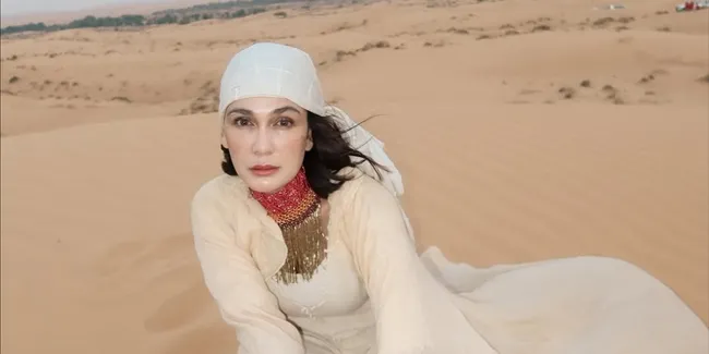 8 Potret Cantik Luna Maya di Padang Pasir Dubai, Tampil Eksotis Berkibar Ditiup Angin