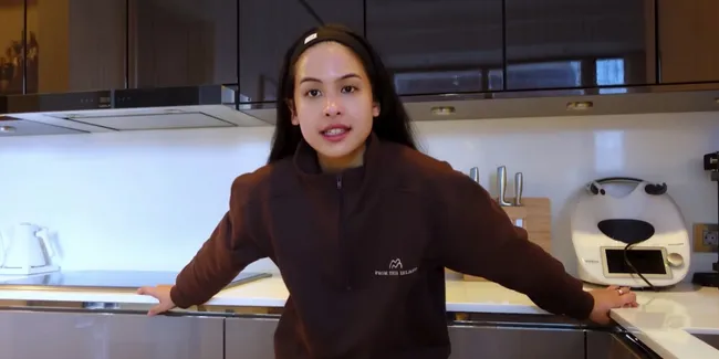 8 Potret Dapur Apartemen Maudy Ayunda, Desain Minimalis dan Simpel