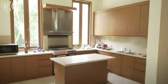 8 Potret Dapur Cinta Laura Dipakai Untuk Masak Sahur Buat Rawon