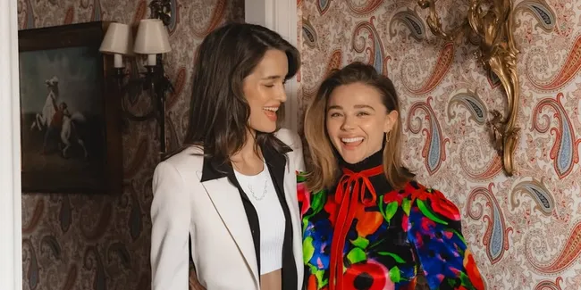 8 Potret Kebersamaan Chloe Grace Moretz dan Kate Harrison, 7 Tahun Pacaran hingga Resmi Menikah