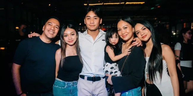 8 Potret Kehangatan Keluarga The Baldys, Semakin Harmonis di Tengah Anak yang Tumbuh Remaja  - Idaman Keluarga Indonesia Banget!