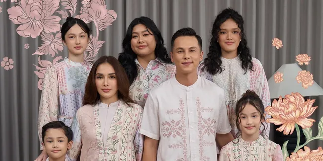 8 Potret Keluarga Andhika Pratama dan Ussy Sulistiawaty di Pemotretan Terbaru, Tampil Harmonis