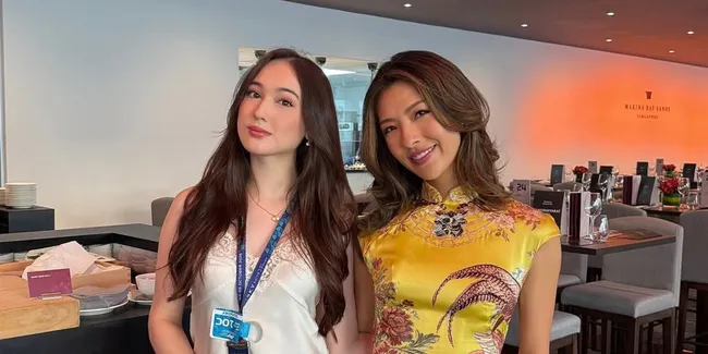 8 Potret Laura Moane Nonton F1 di Singapura, Cantiknya Nggak Kebanting Pose Bareng Lily Muni He