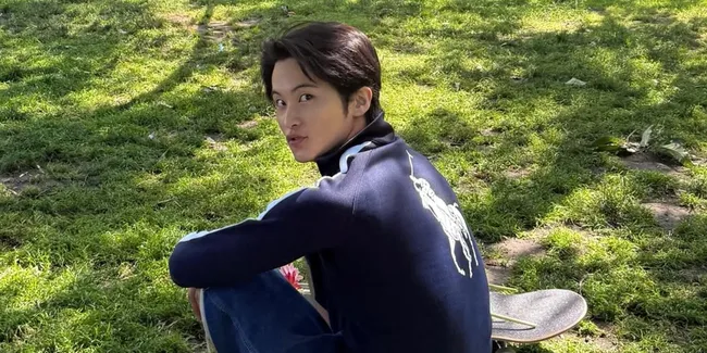8 Potret Mark Lee Main Skateboard di Central Park New York, Sambil Bawa Bunga