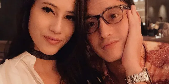 8 Potret Mesra Mike Lewis & Kekasih, Niat ke Jenjang Selanjutnya?