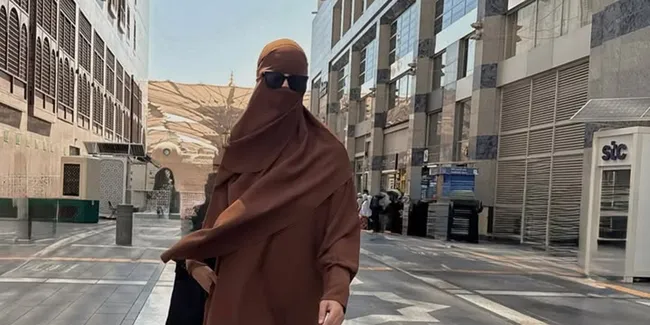 8 Potret Paula Verhoeven Jalani Umrah Sendiri, Tampil Bercadar Berkacamata Hitam