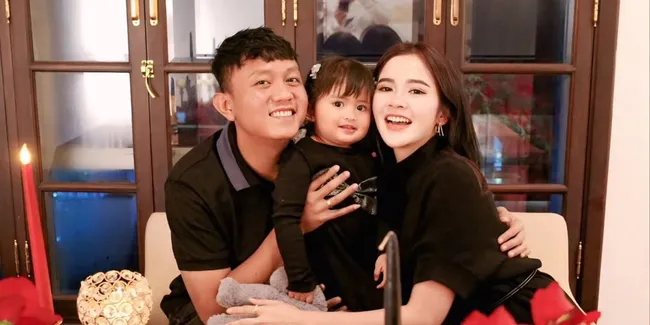 8 Potret Perayaan Ultah Denny Caknan ke-32, Kejutan Spesial dari Bella Bonita