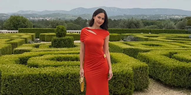 8 Potret Pevita Pearce Saat Kondangan Bareng Suami, Tampil Elegan dengan Dress Terracotta
